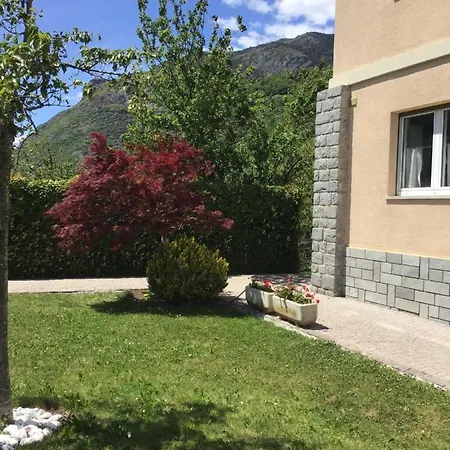 Ai Piedi Della Montagna *