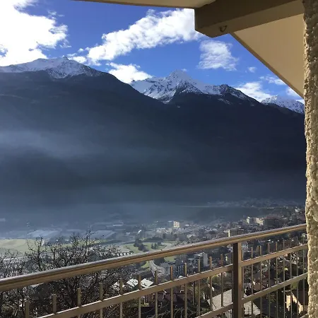 Ai Piedi Della Montagna *