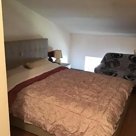 Ai Piedi Della Montagna